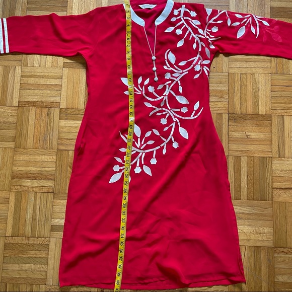 Excellent Thawb Red with Flower Embroidery - Picture 9 of 10